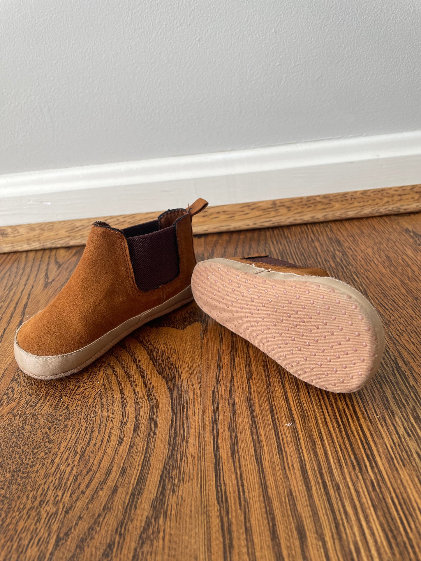 #103 β’ Boys β’ Size 12-18m β’ Old Navy β’ Brown booties
