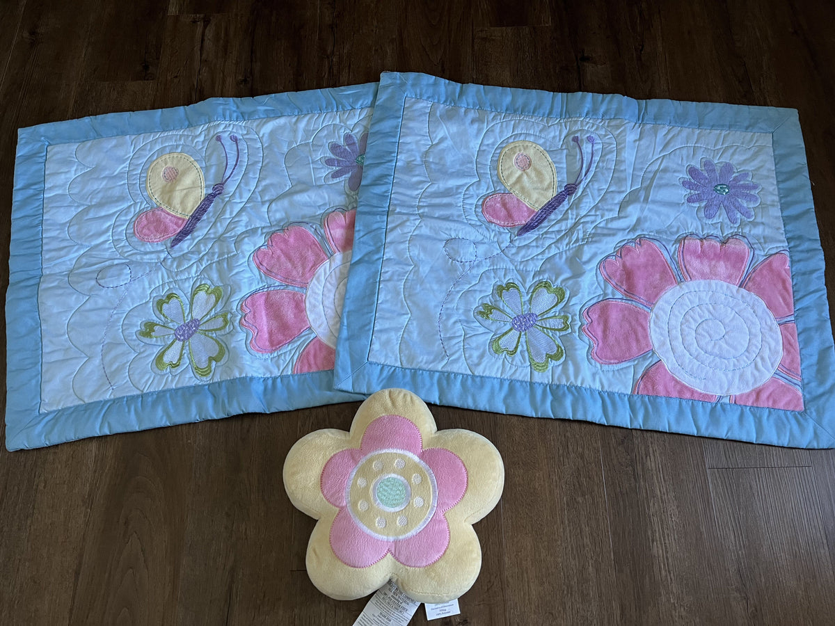 #126 Floral Butterly Reversible Quilt Set - full size quilt, 2 pillow shams & 1 decorative pillow