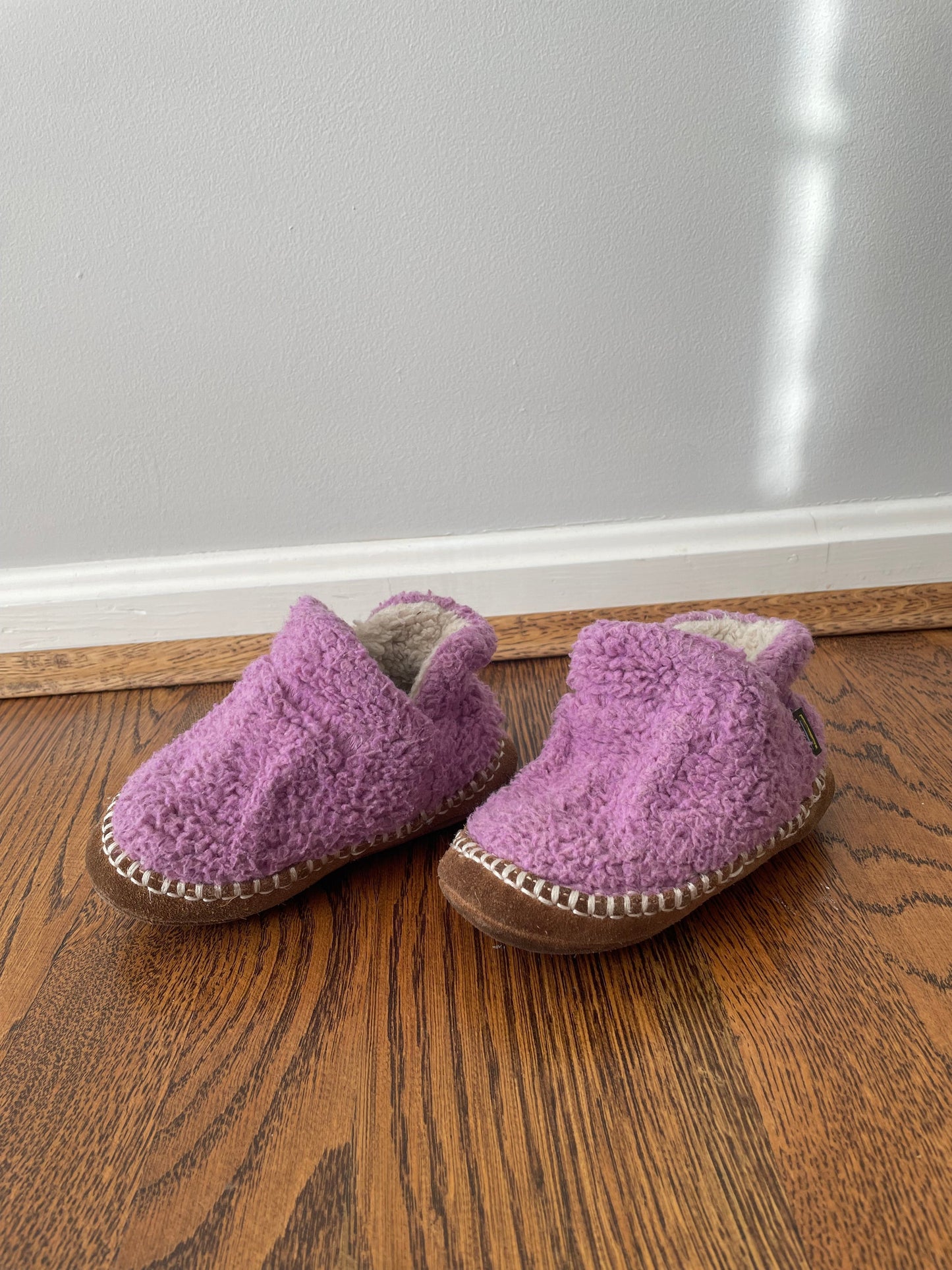 #103 • Girls • Size 7/8 • L.L. Bean • Purple sherpa slippers