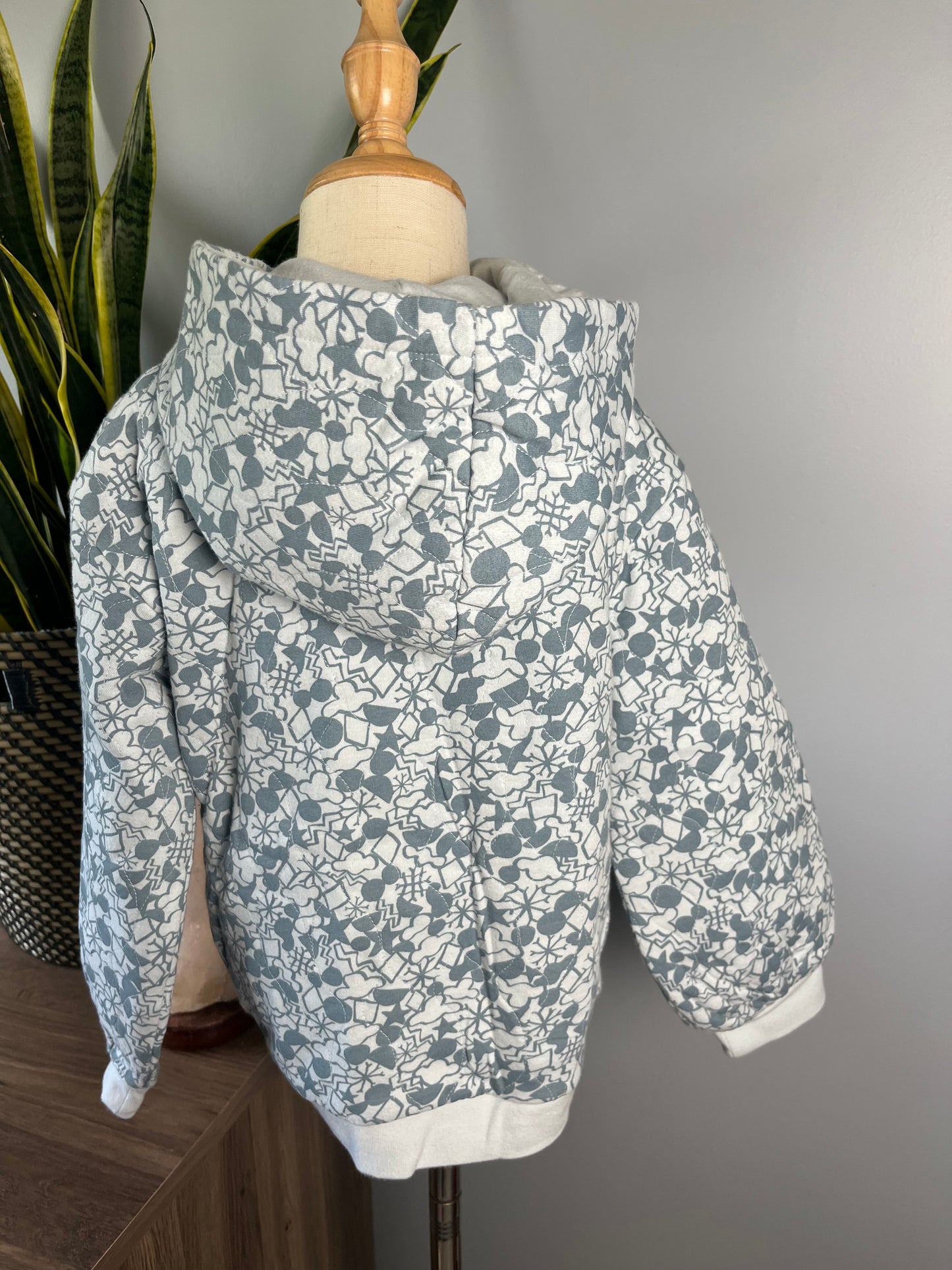 Seller #213 Girls Size 5 Blue & White Pull Over Sweatshirt EUC!