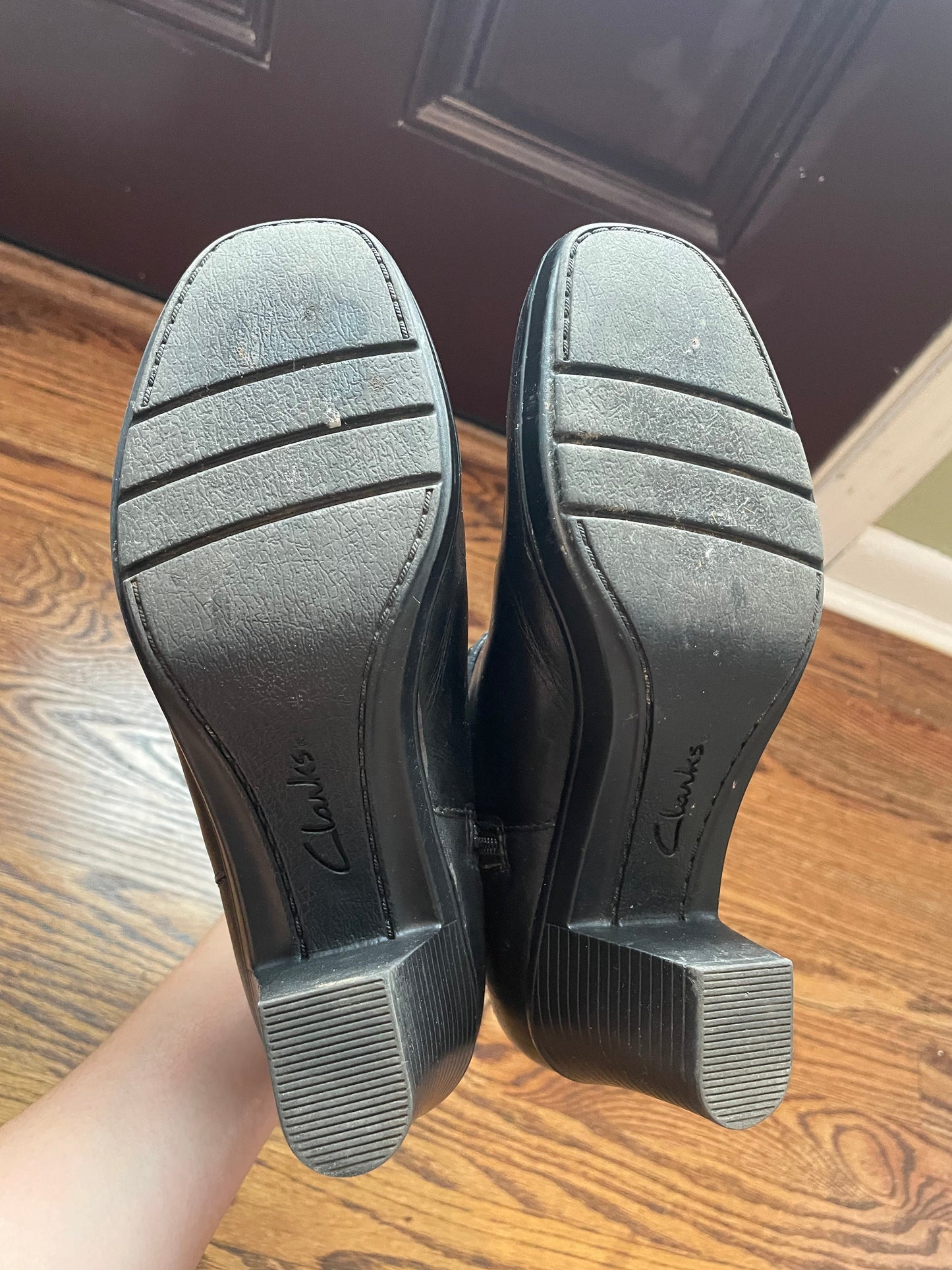 #121 Women's size 7 Clarks black leather boots, Like New