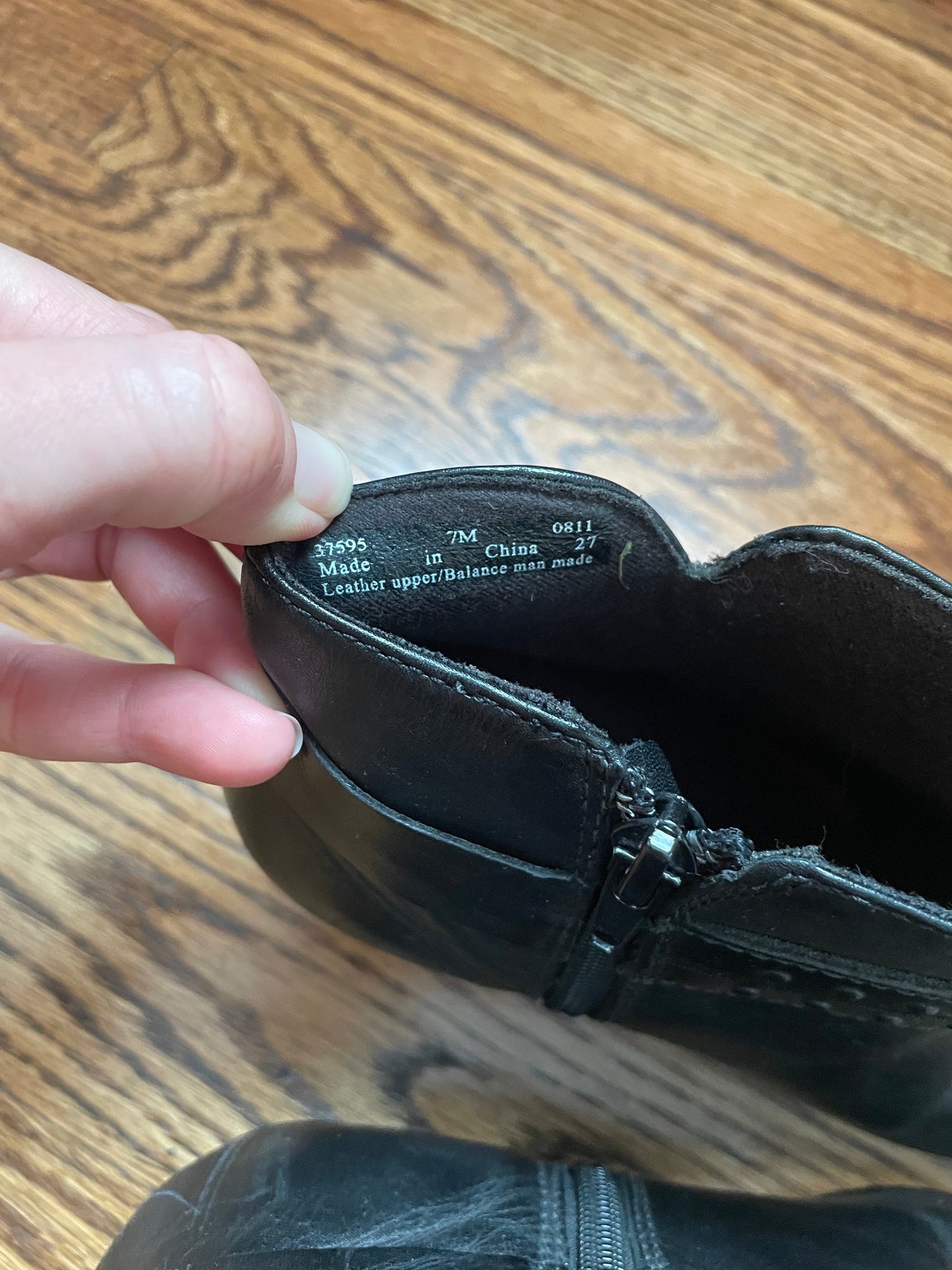 #121 Women's size 7 Clarks black leather boots, Like New
