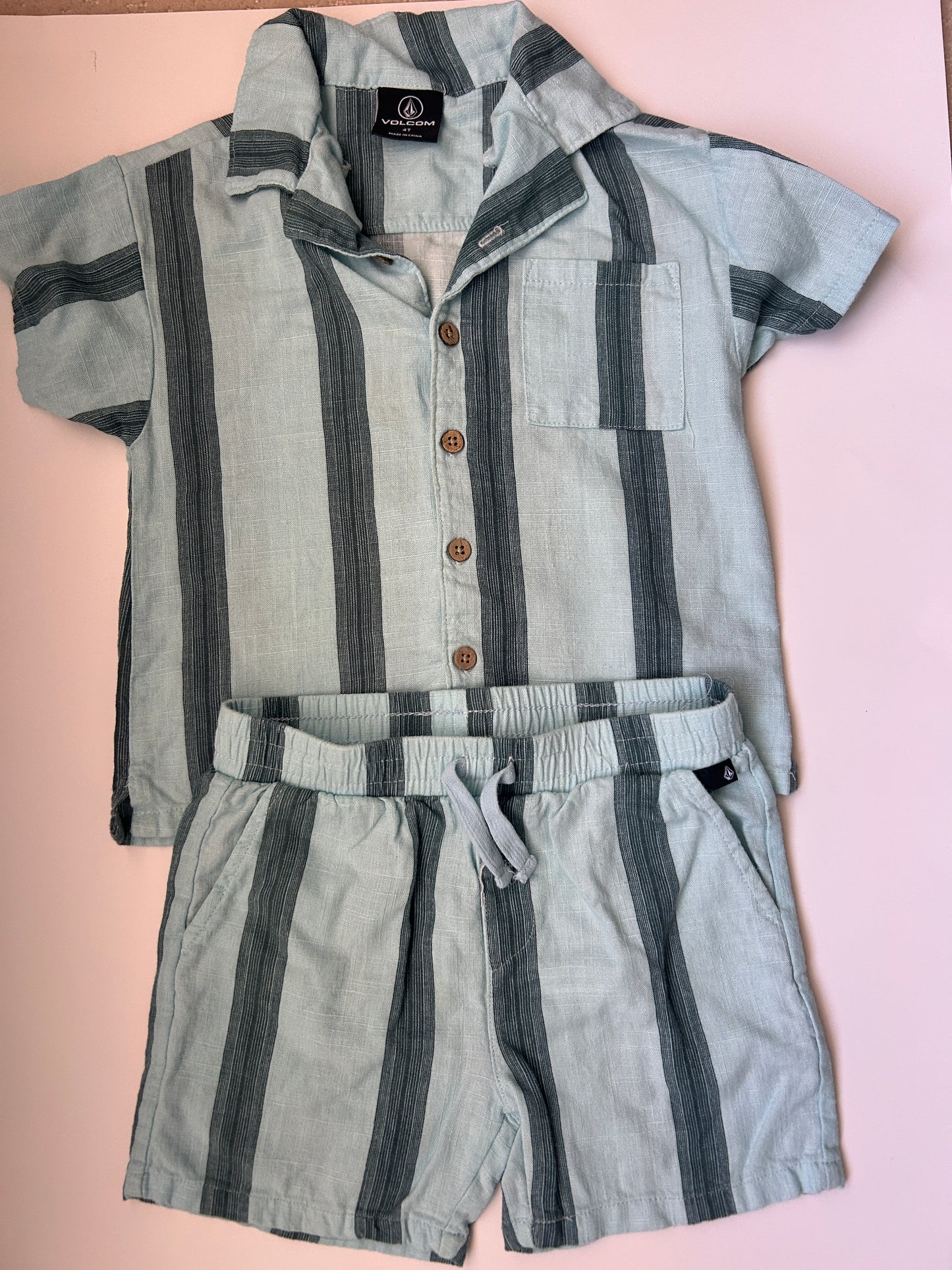 #80 Volcom 4T linen set