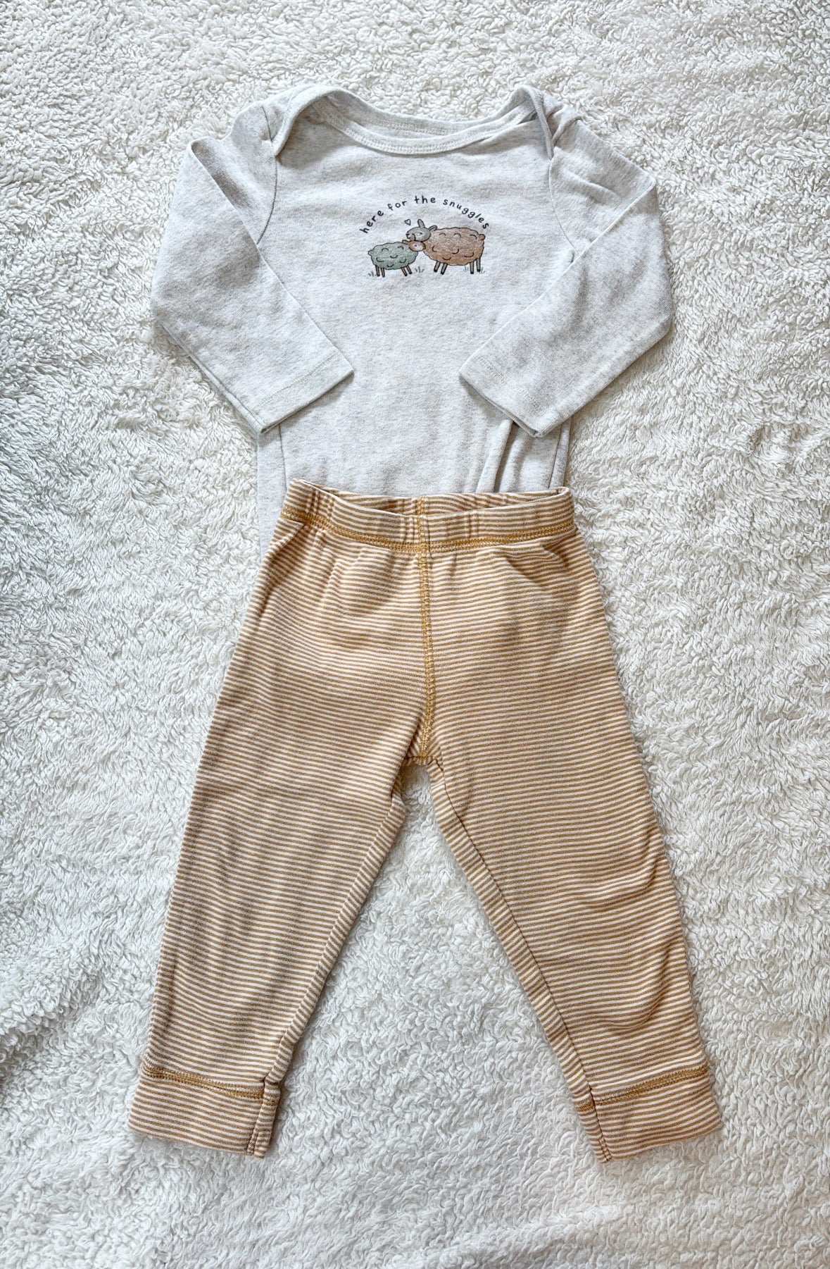 #58 Carters GN 18 M 2 Piece Outfit