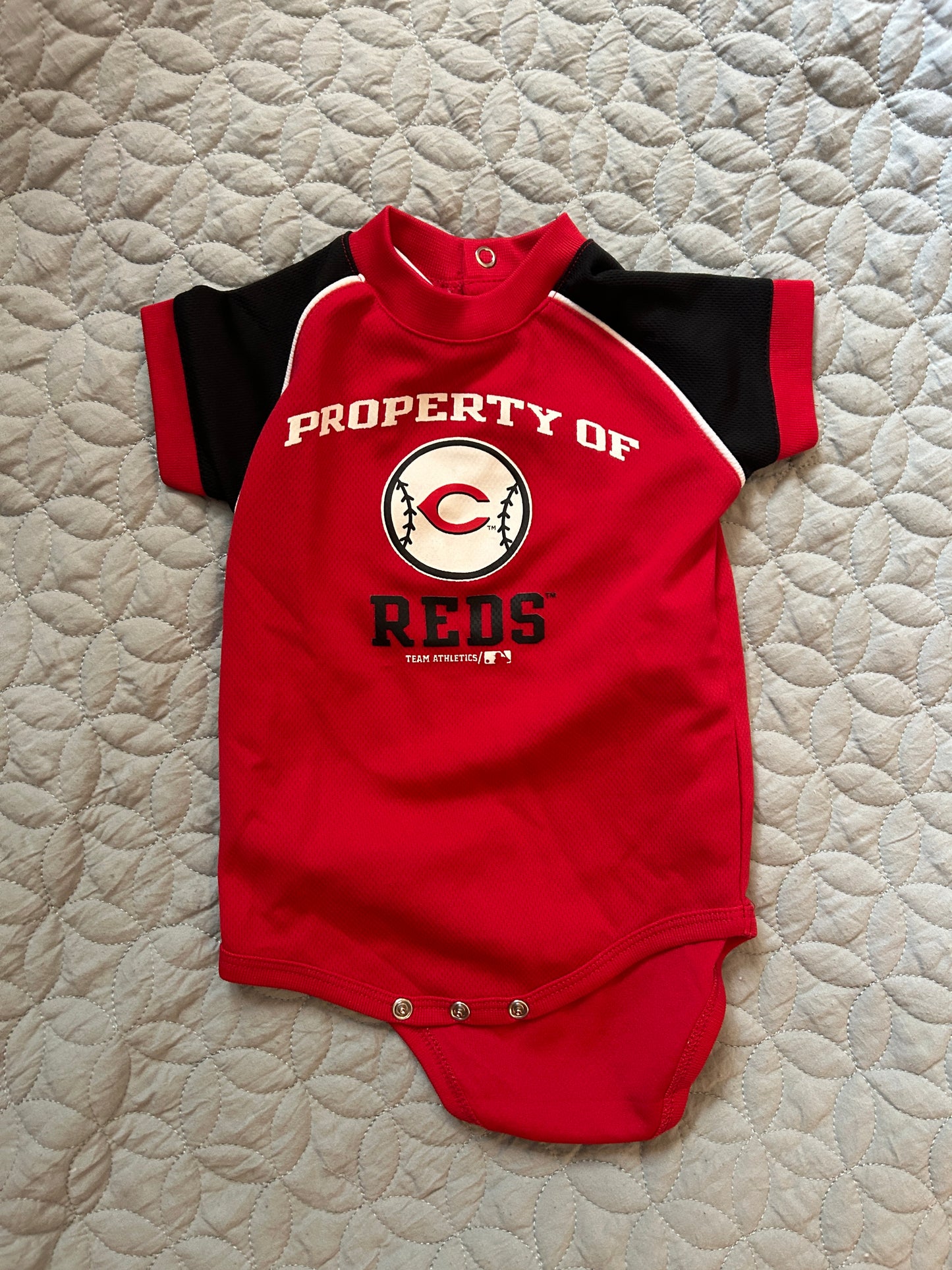 Seller #5 - Cincinnati Reds Outfit