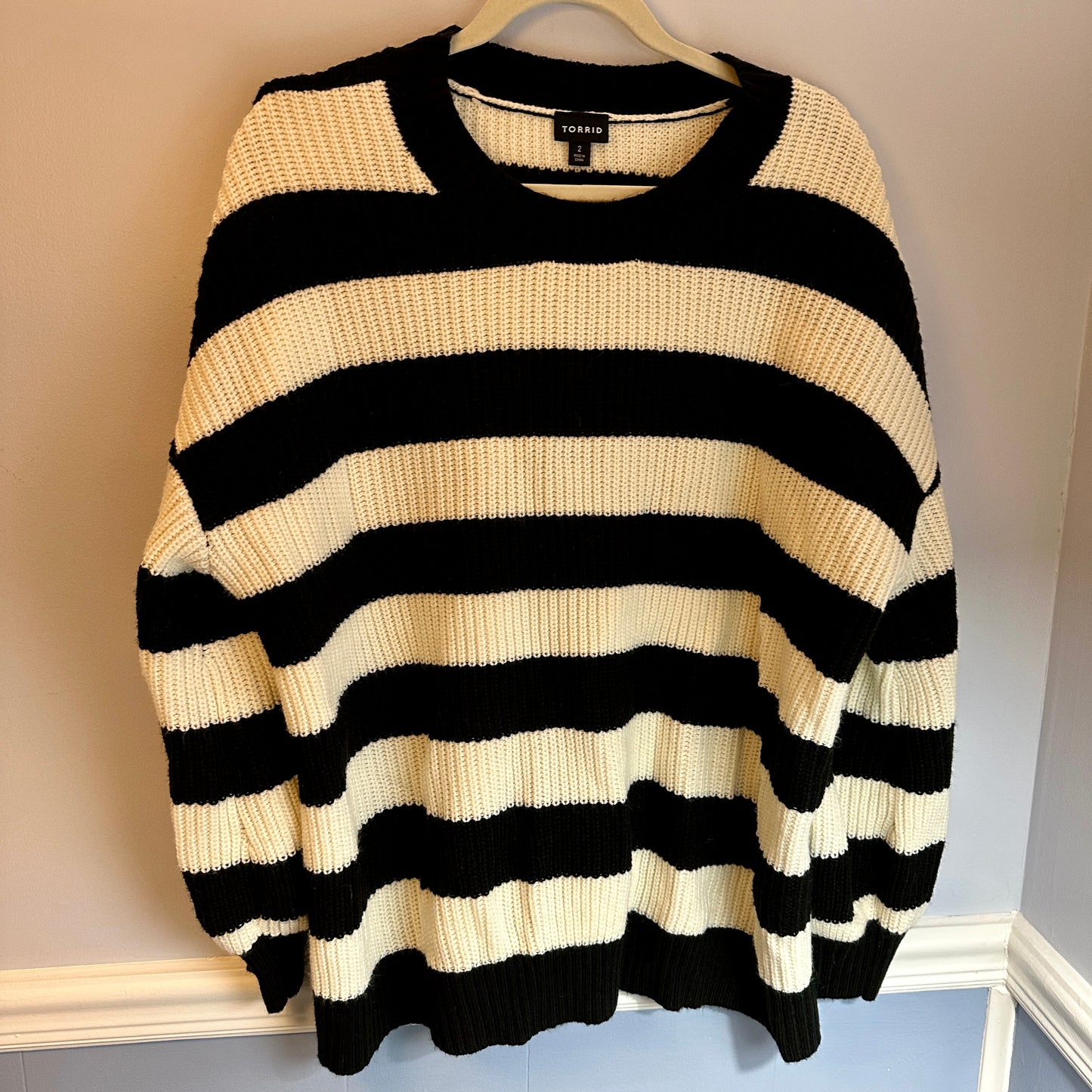 #162 Torrid black and white sweater size 2