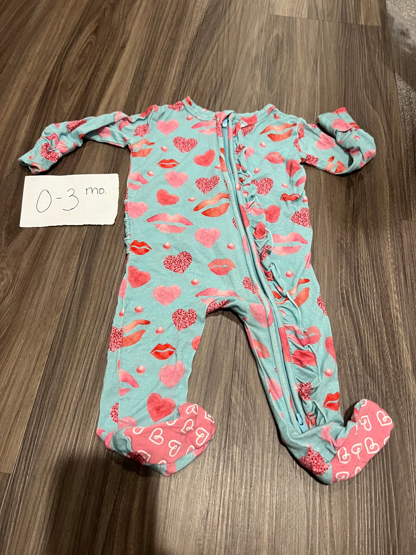 #138 - 0-3 Mo - EUC Lev Baby - Blue with Pink Hearts/Lips Zippy - PU 45236