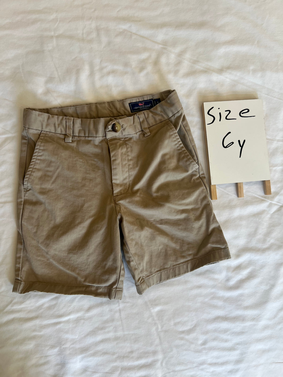 #24 size 6 vineyard vines khaki shorts