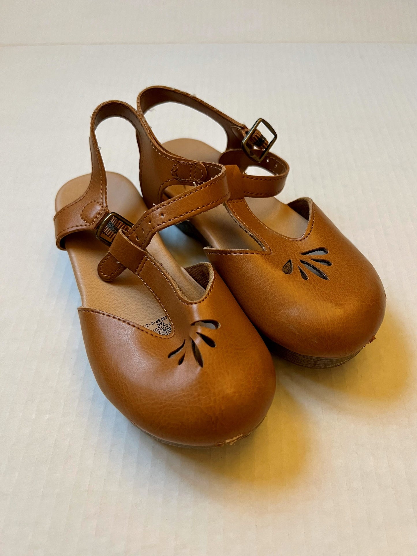 134 Old Navy Girls Brown leather Mary Jane's size 11