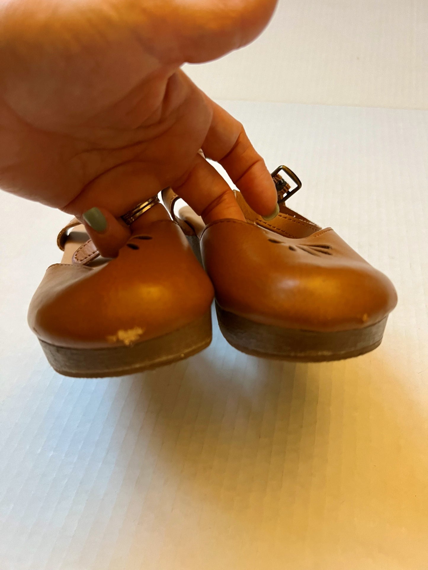 134 Old Navy Girls Brown leather Mary Jane's size 11