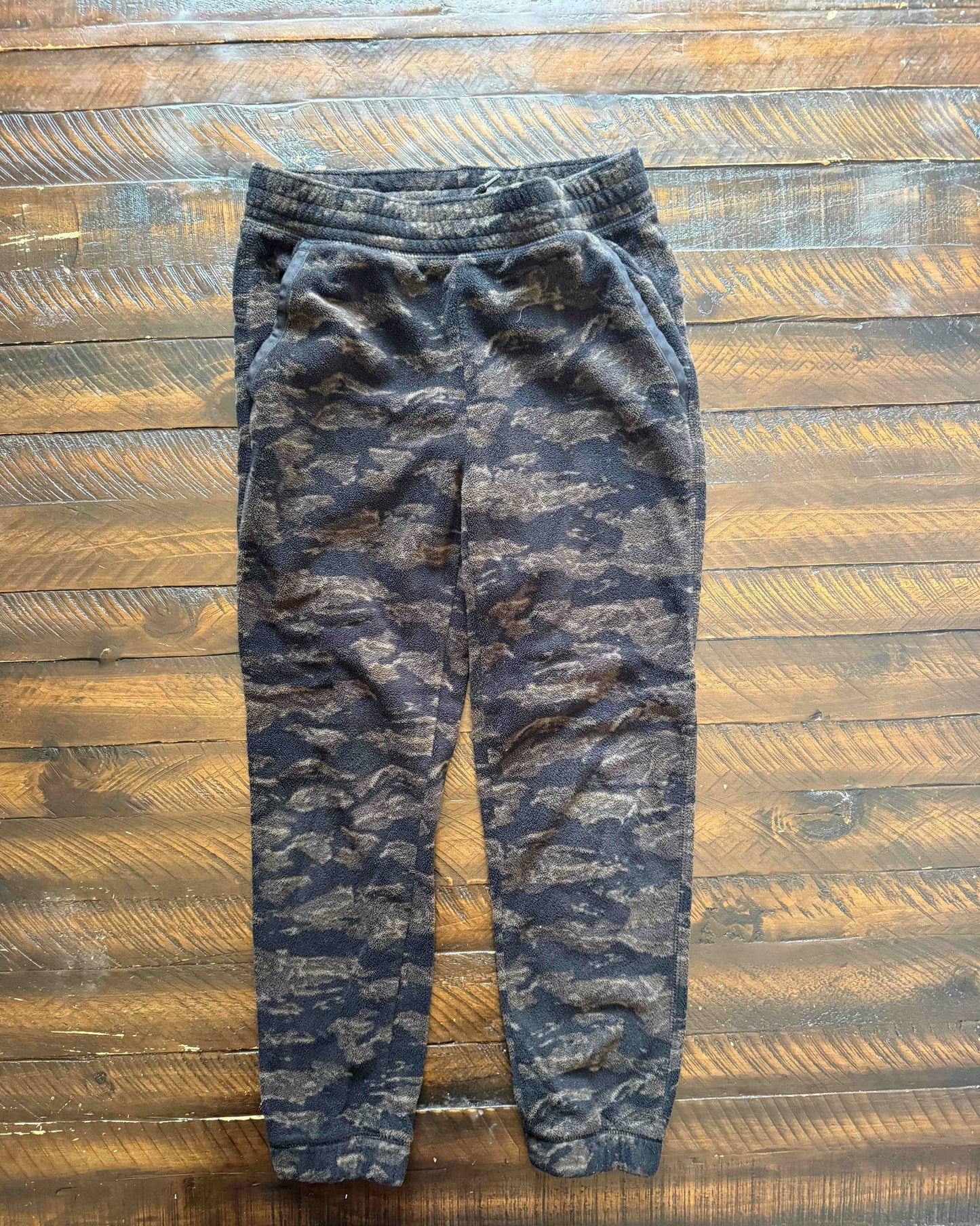 134 Old Navy Boys camo sweats 8