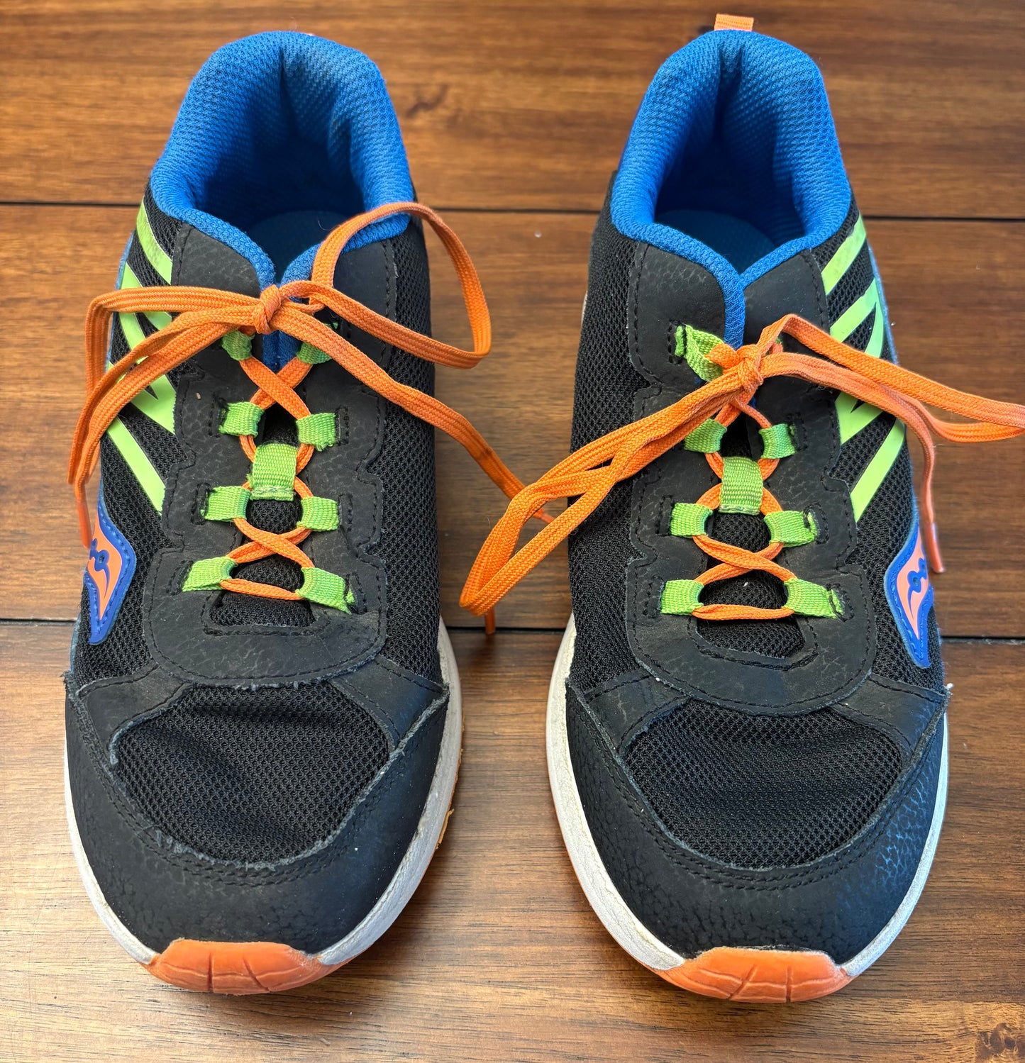 #201 Saucony Boys Size 4 Black Tie Tennis Shoes