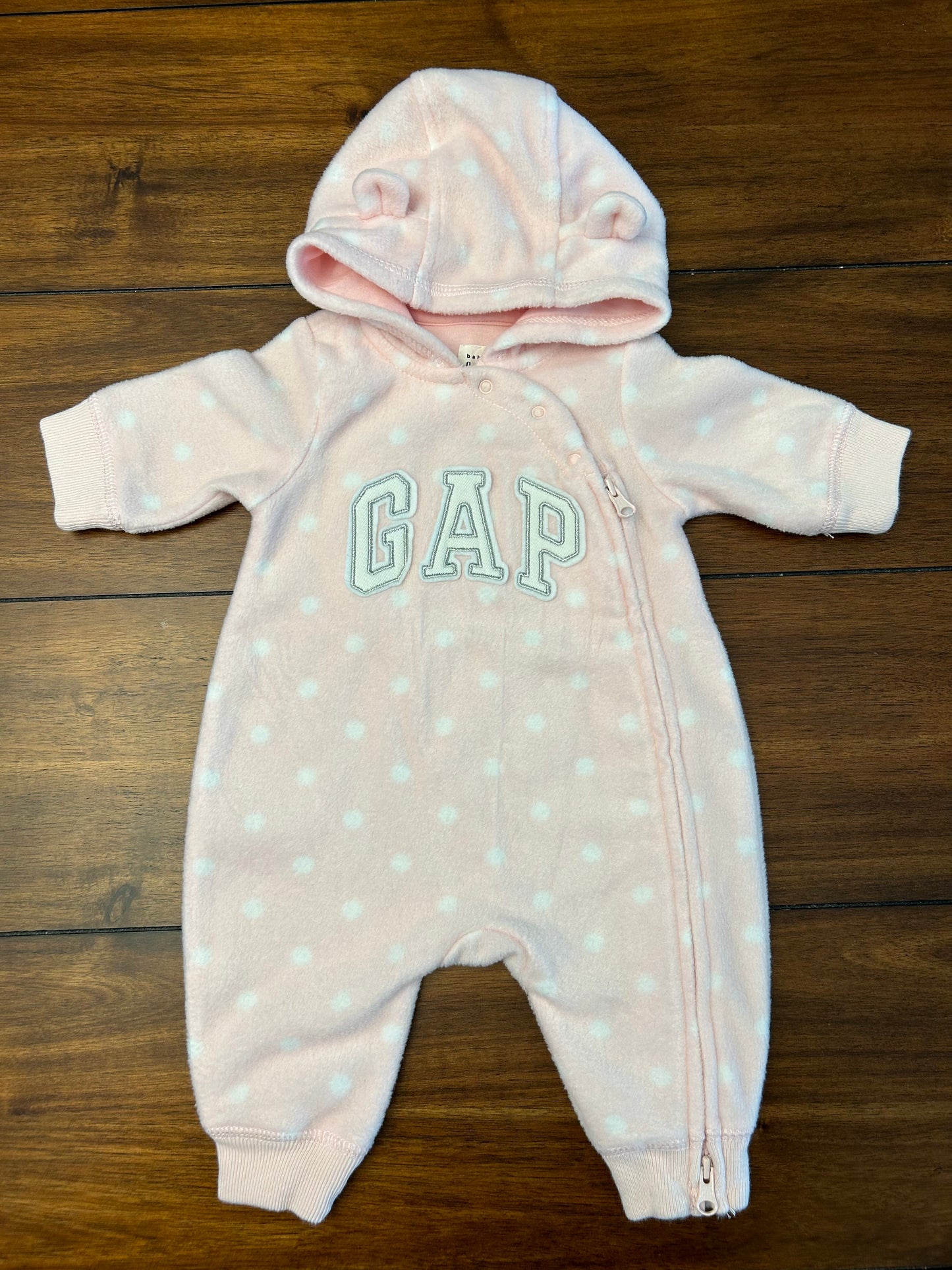 #201 Baby Gap Girls Size 0-3M Light Pink with White Polka Dot GAP Logo Appliqué Fleece Hooded Footless Zippered One Piece