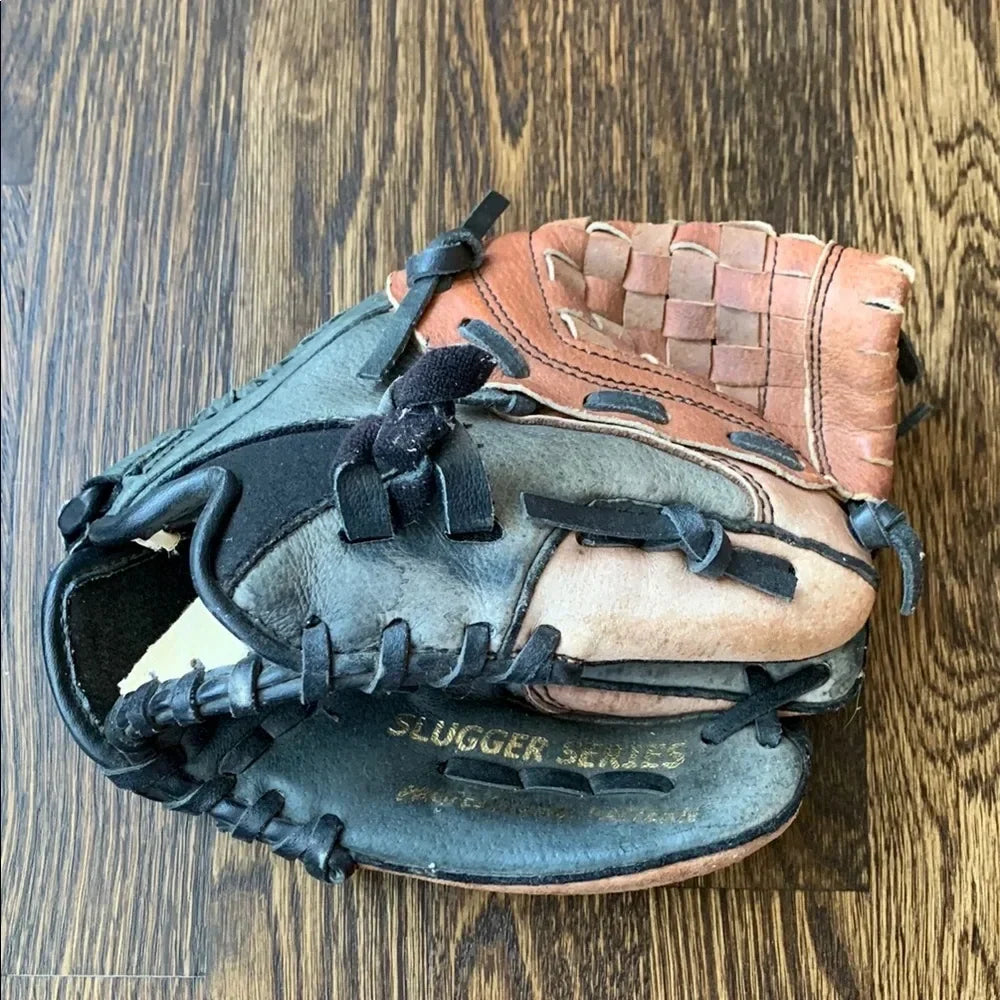 #151 - Louisville Slugger Kids Small Baseball Glove - 9.5 inches