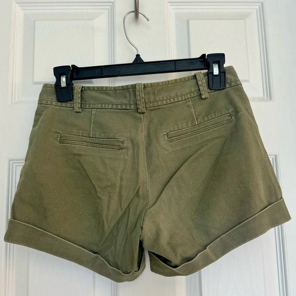 Women's Forever 21 Olive Green High-Rise Cuffed Shorts – Size 24