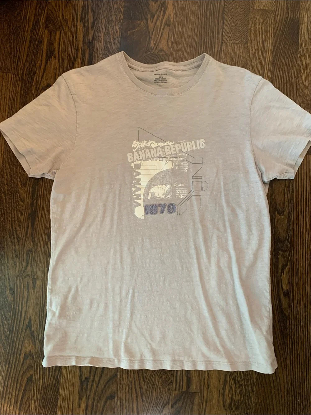 #151 - Banana Republic Men's Pale Beige Graphic Crew Tee - Mens Medium