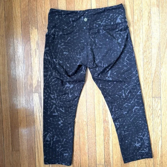 Seller #127 Lululemon crop legging Women's Size 6