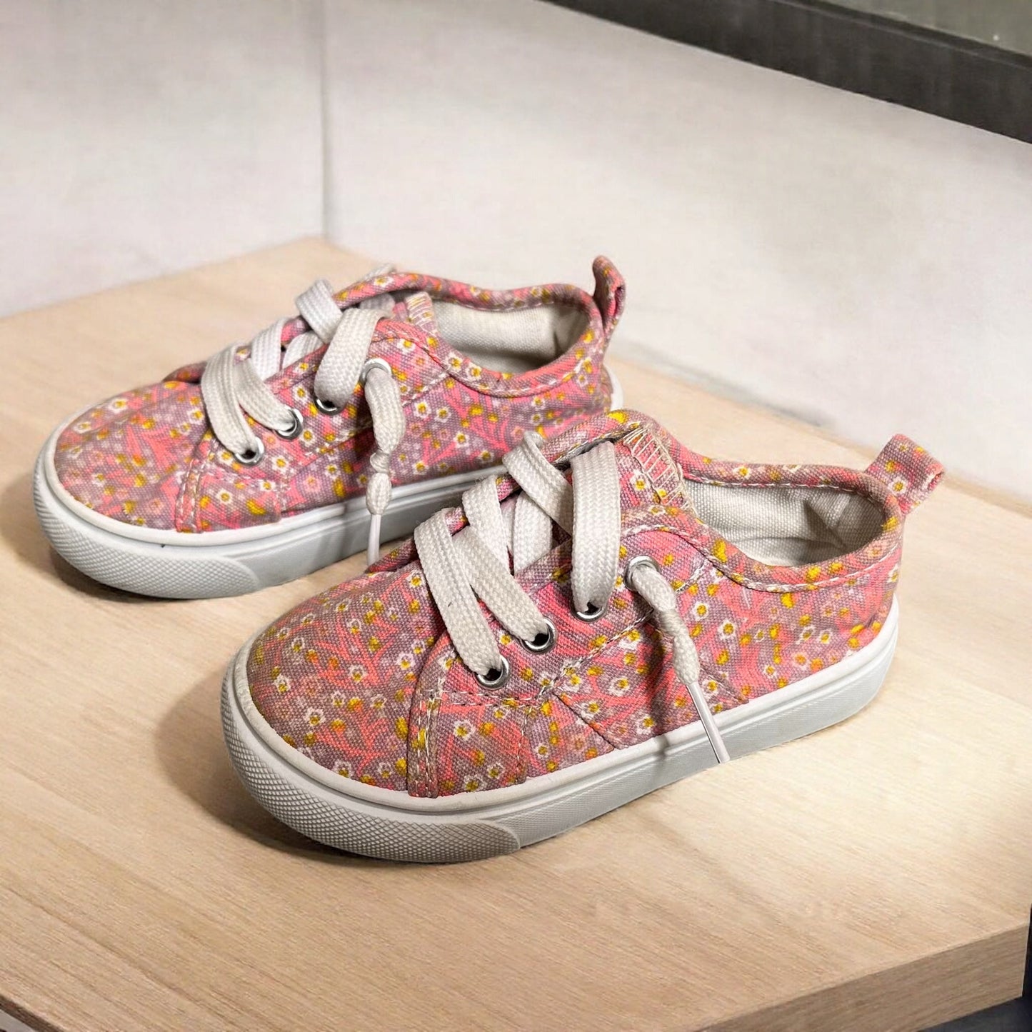 #169 Girl's Toddler Size 7 Shoes