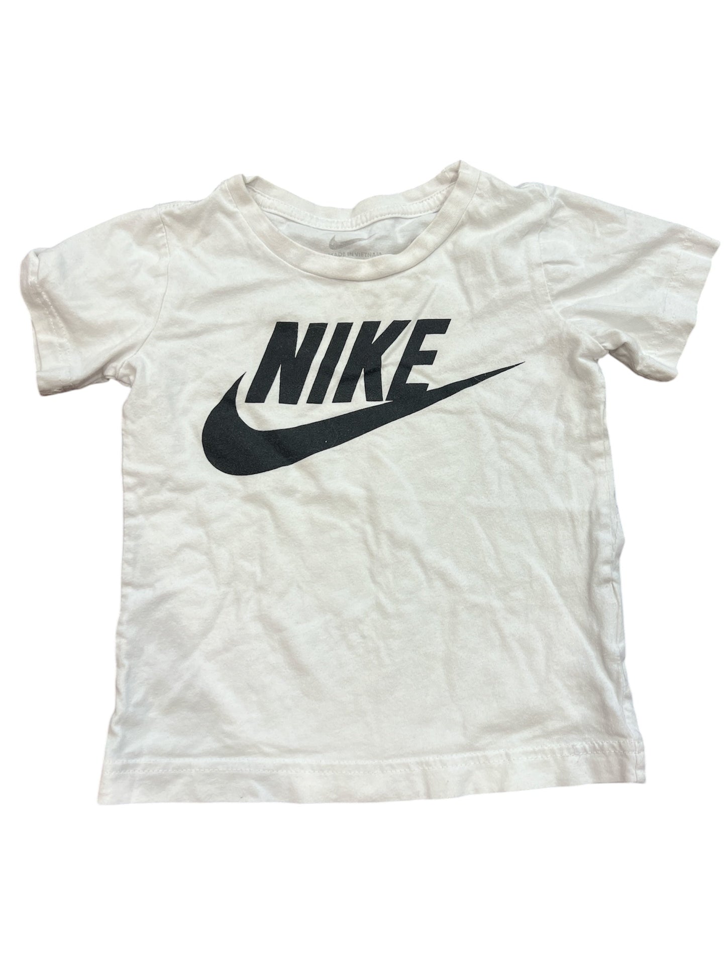104 - Boys 5T Nike tee