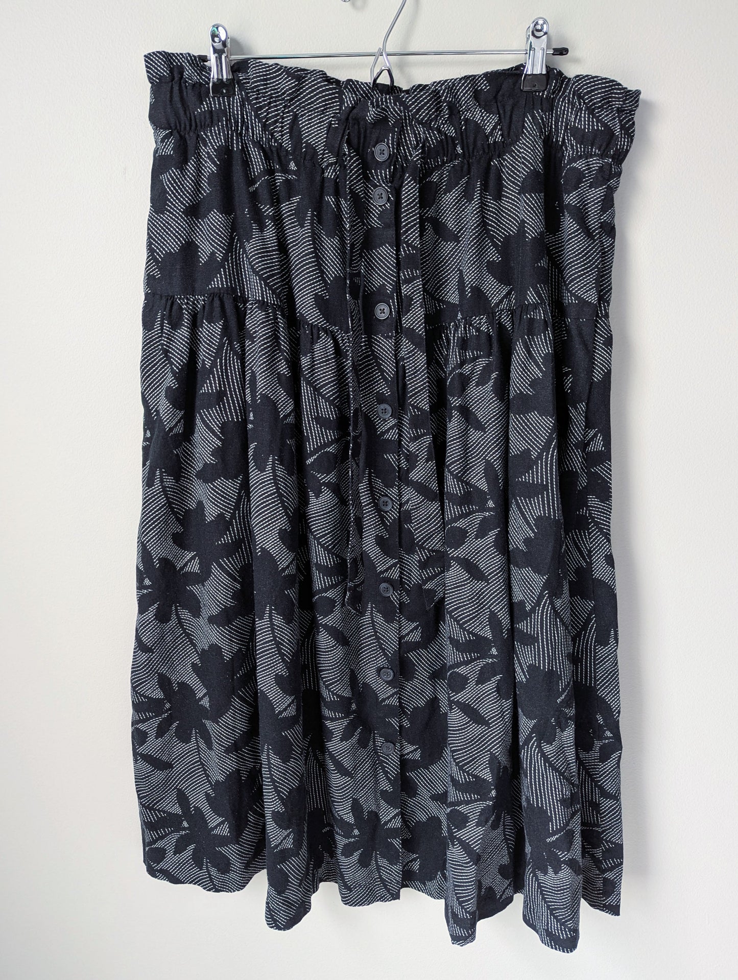 #164 - Universal Threads - Women's Large Embriodered Black Skirt (EUC)