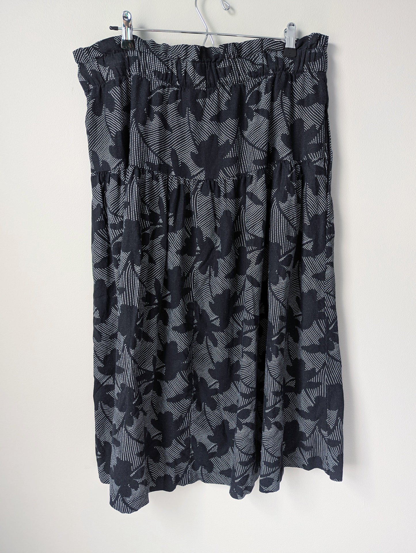 #164 - Universal Threads - Women's Large Embriodered Black Skirt (EUC)