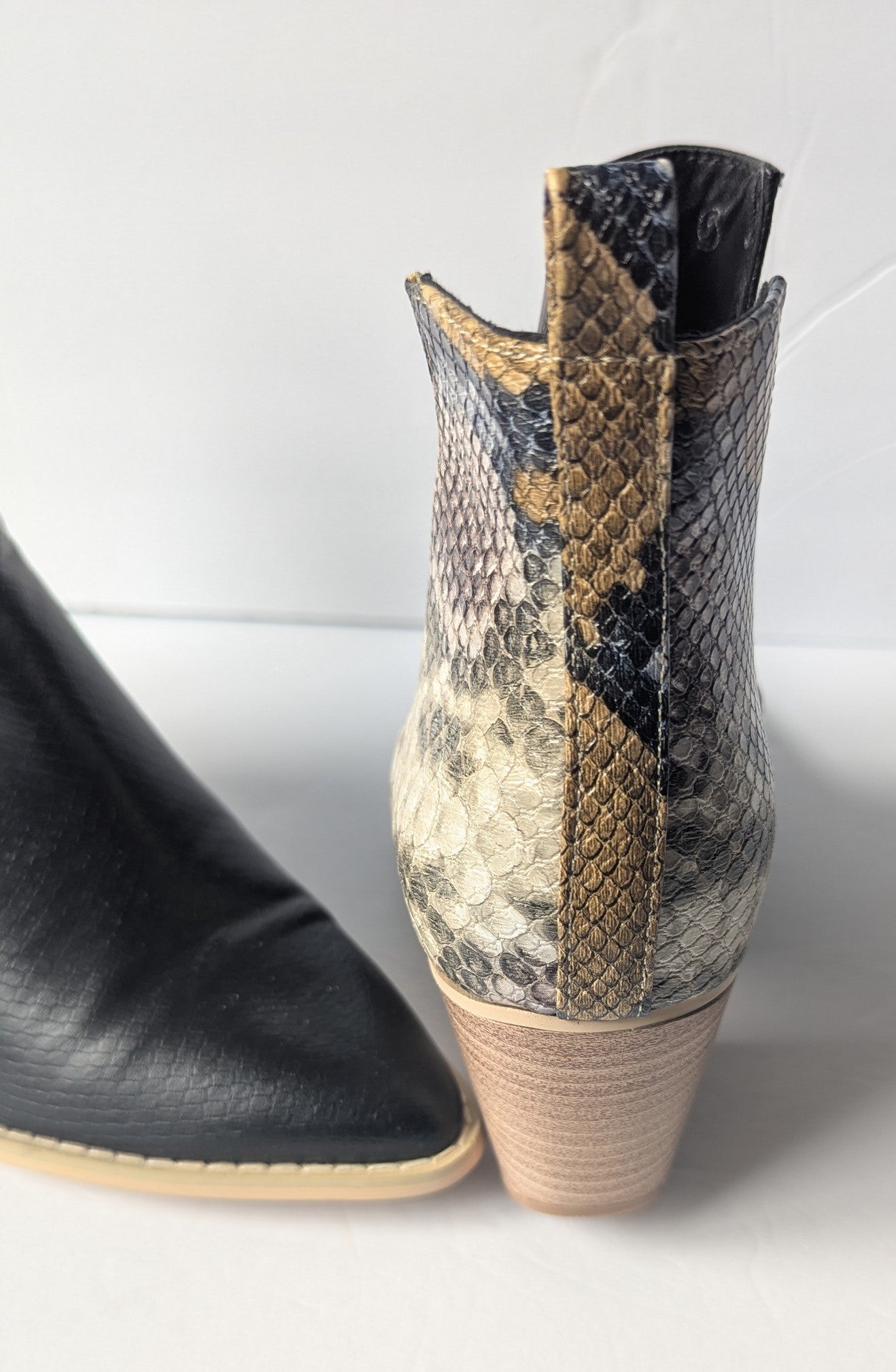 #17 Women's ankle Boot black with faux snack skin, size 9, EUC (Like New)
