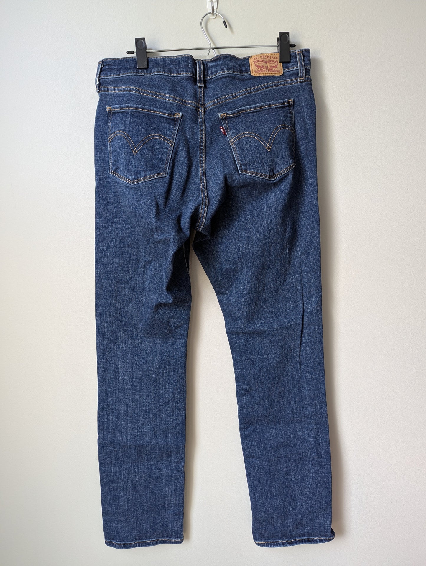 #164 - Levi's - Women's 12 Classic Straight Jeans (EUC)