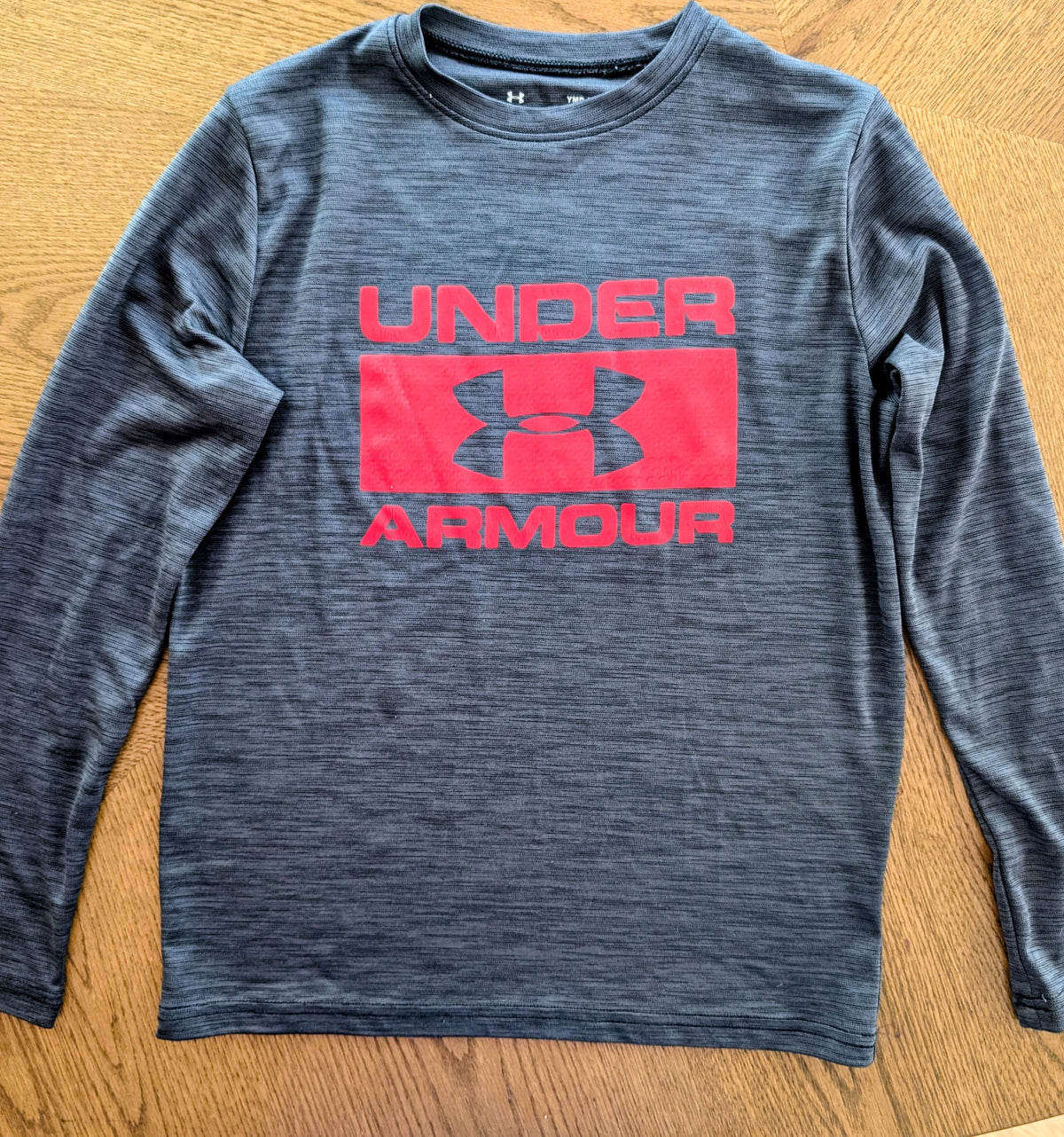 #67 Under Armour Long-Sleeve Shirt Youth Medium in Grey