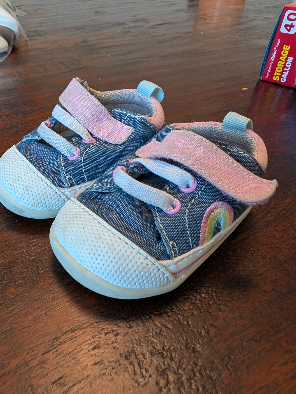 Seller 123 - Size 3 Girls Tennis Shoes