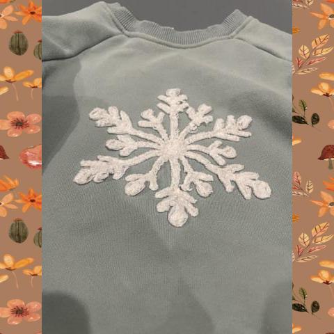 #54 Snowflake Sweatshirt 4T