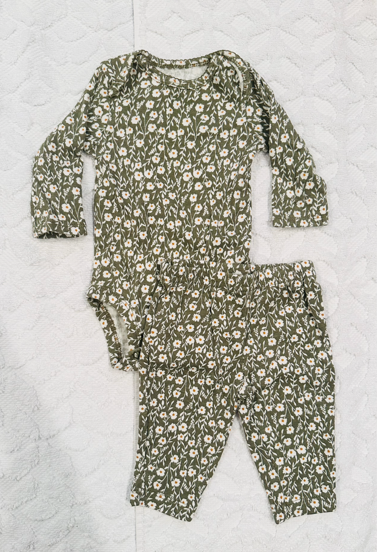 Seller #51: Carter's Girls Printed Bodysuit Set 3 m