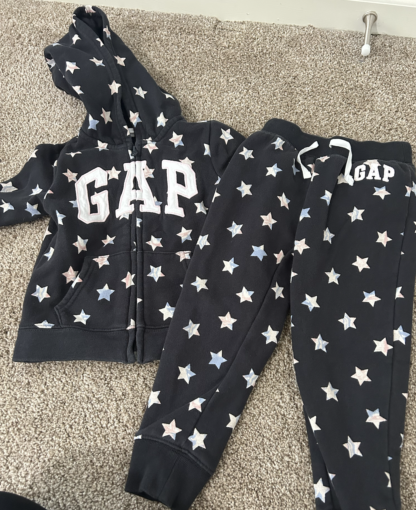 SELLER 26: Gap Sweatshirt/Sweatpants set Size 4T VGUC