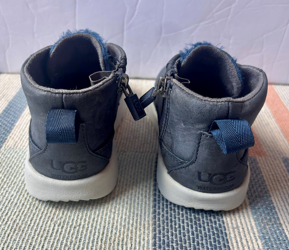 #154 Ugg Sneaker Boots Boys Size 10 GUC
