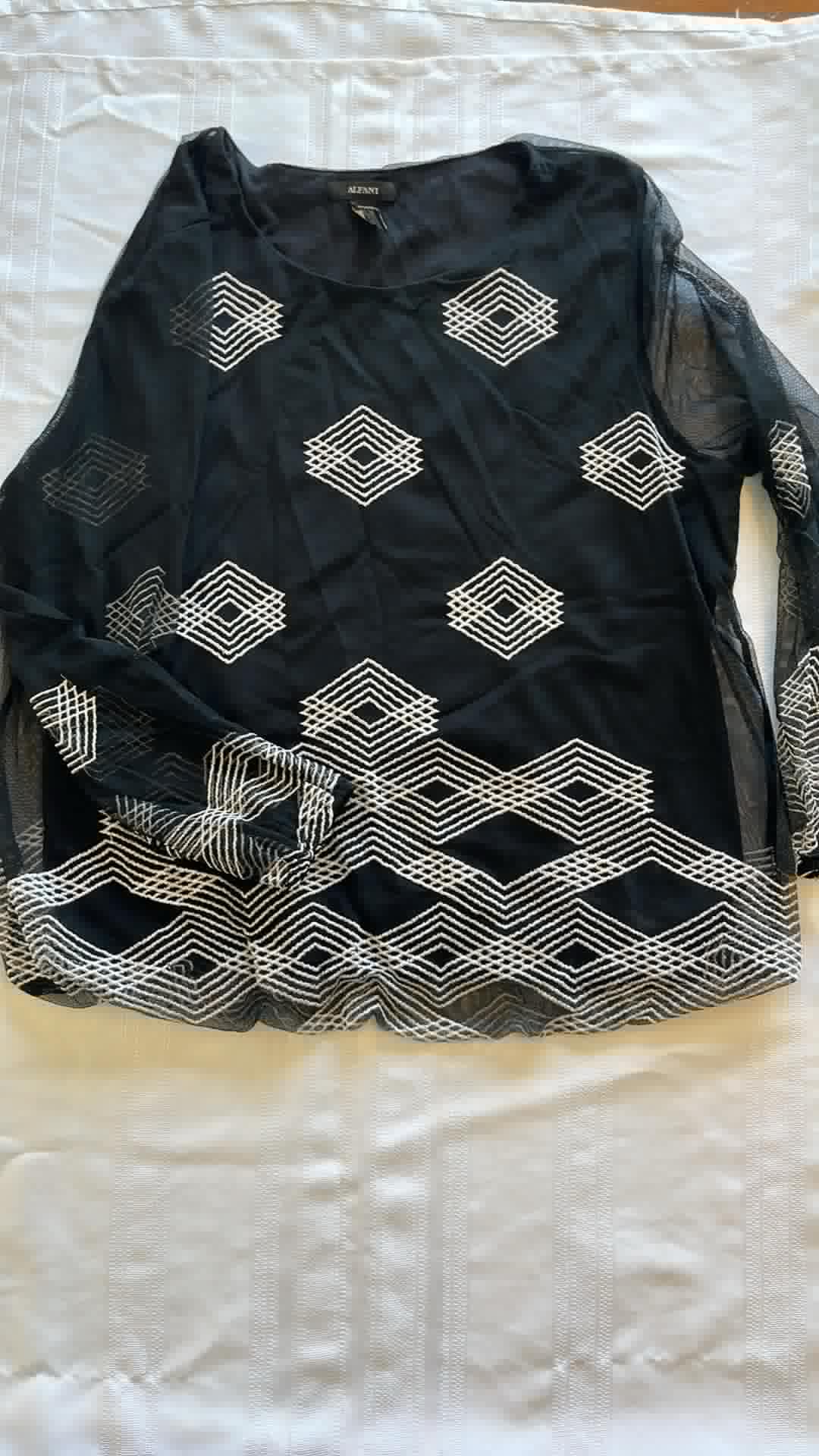 #29 Women's size L Black Geometric shirt GUC