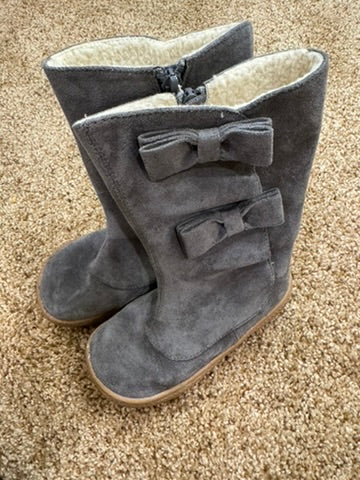 #86A Livie and Luca girls grey boots with bows, size 8