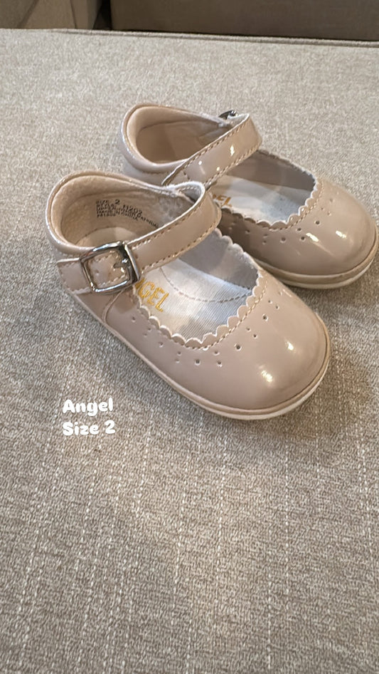 #145 Angel tan patent dress shoe Size 2 EUC
