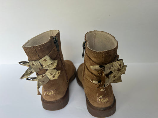 #77B Girls size 9 Ugg Tillee bow boot VGUC