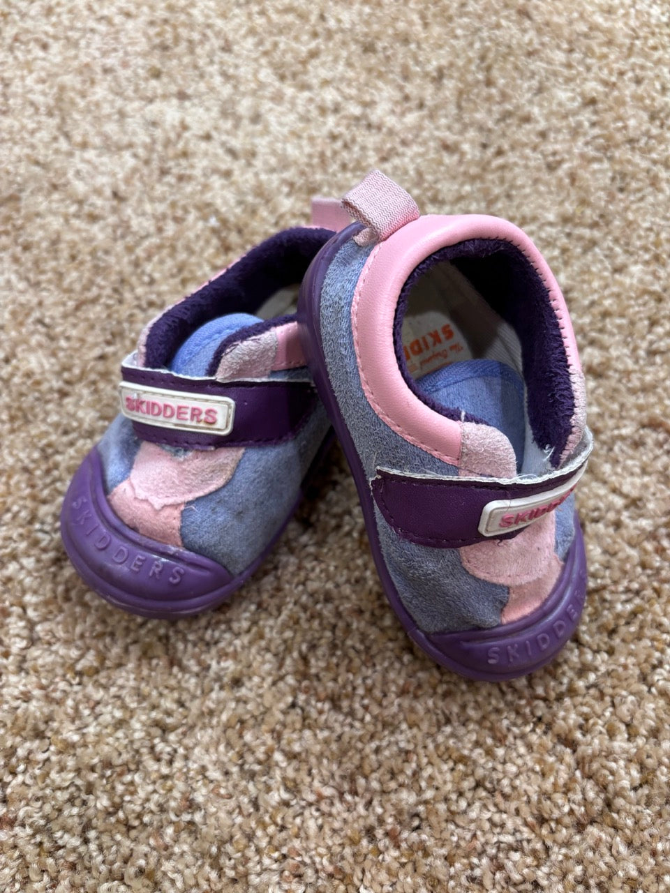 #86A girls size 4 skidders shoes