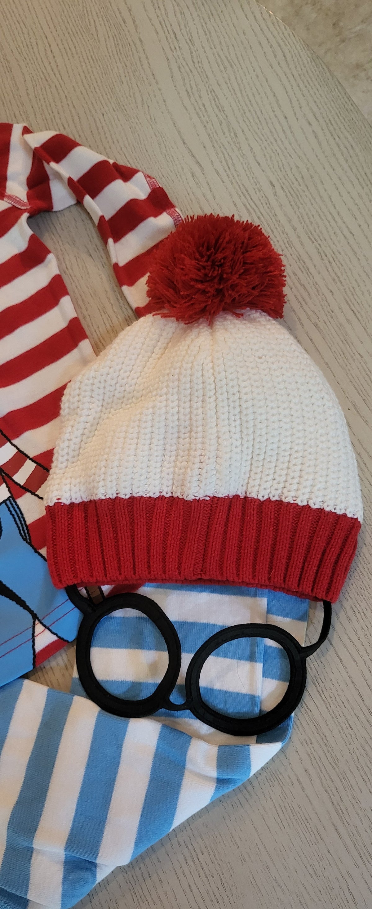 #109. Boys 3T. VGUC. Hanna Andersson Where's Waldo PJs w/ knitted hat