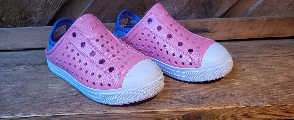 #109- Girls size10. EUC. Skechers.