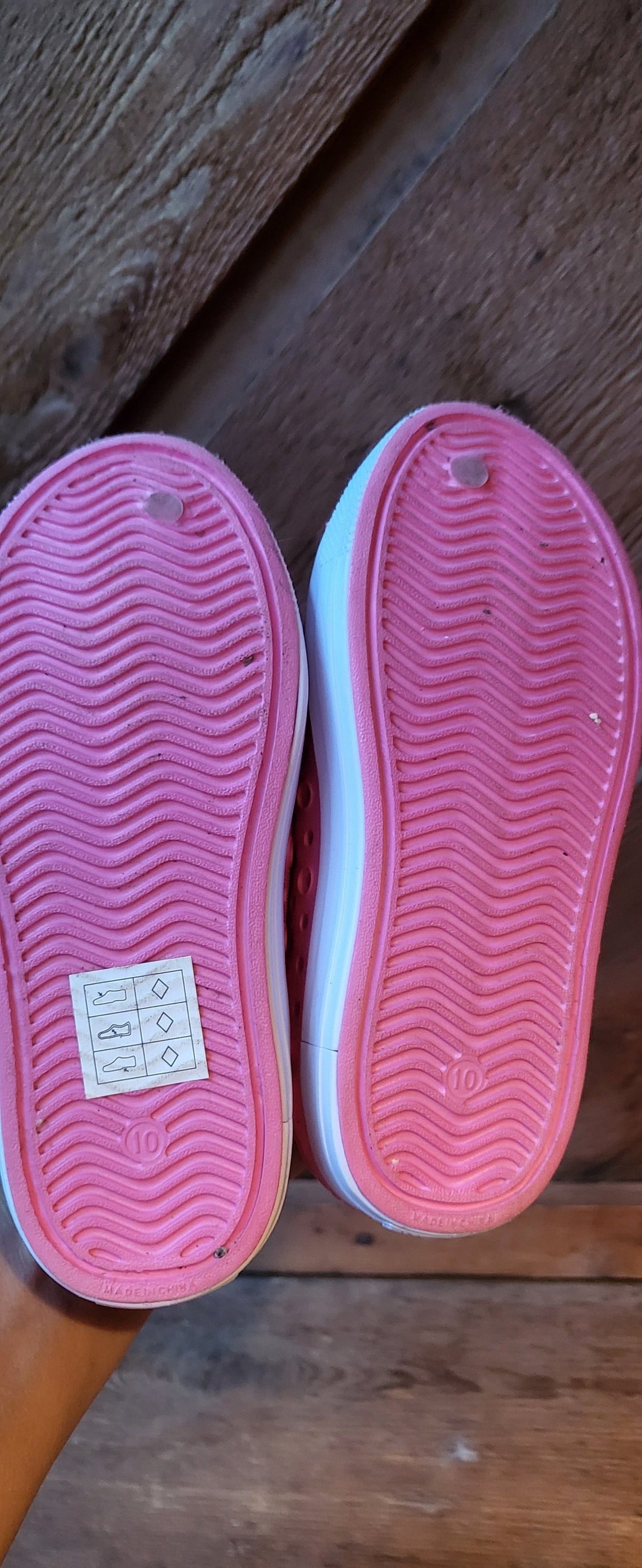 #109- Girls size10. EUC. Skechers.