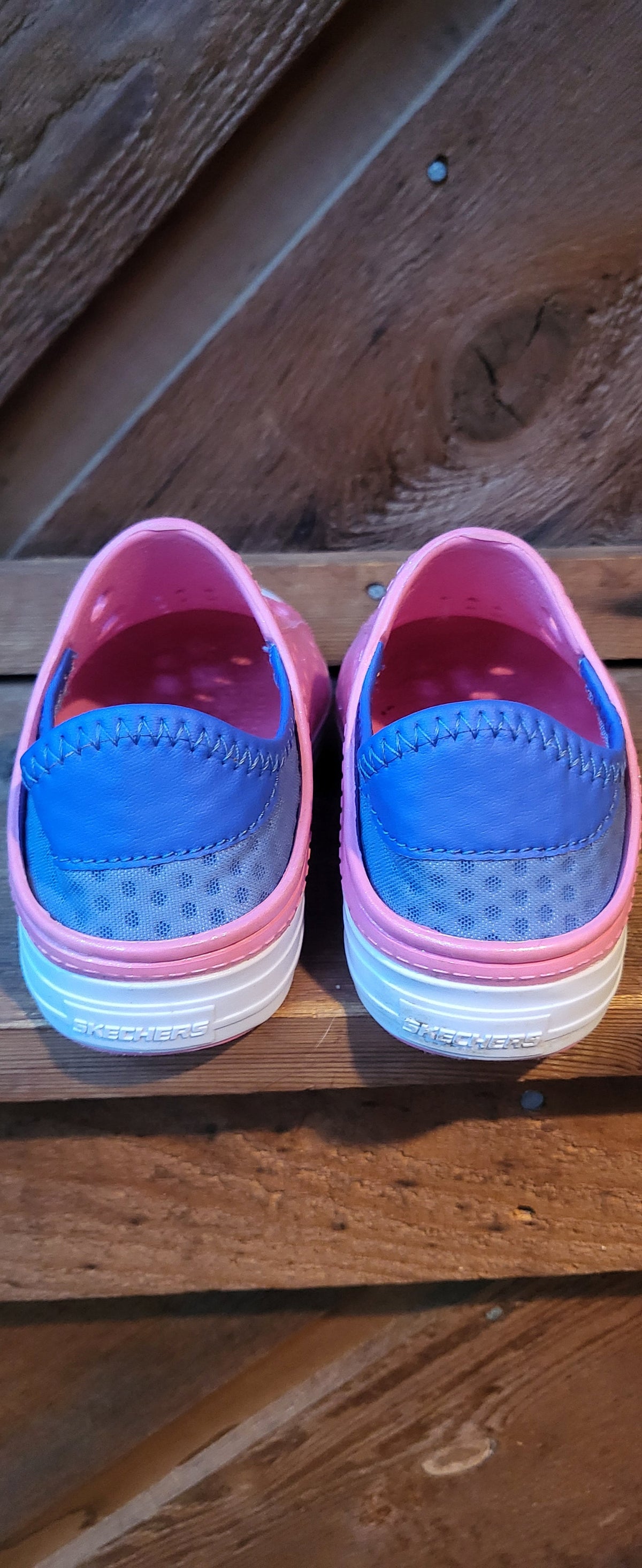 #109- Girls size10. EUC. Skechers.