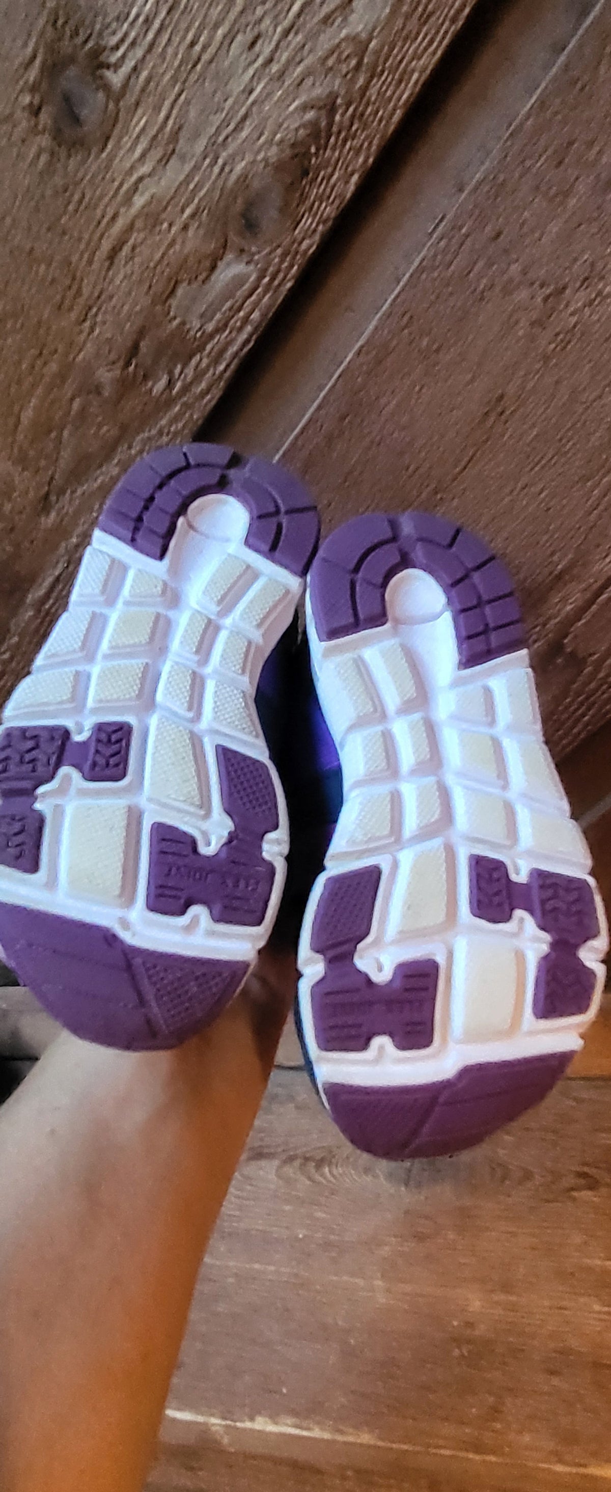 #109. Girls size 9. EUC. Tsukimoshi (Japanese Brand)