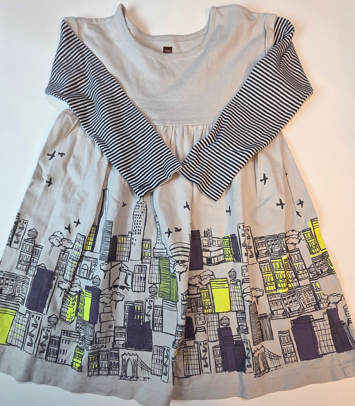 #112 - Tea Layed Sleeve Graphic Dress, Size 4, EUC