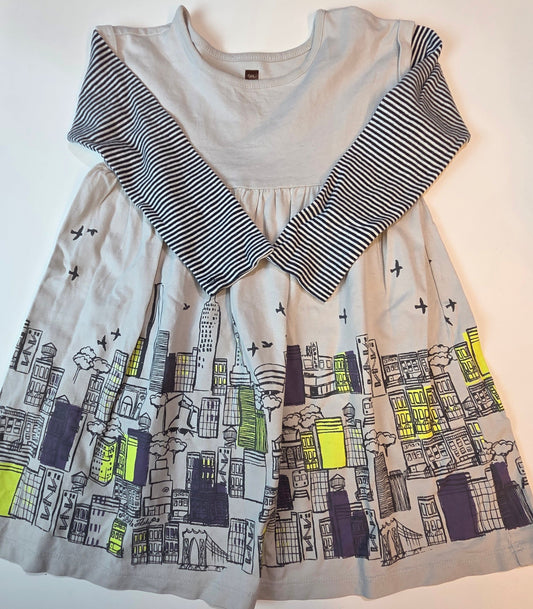 #112 - Tea Layed Sleeve Graphic Dress, Size 4, EUC