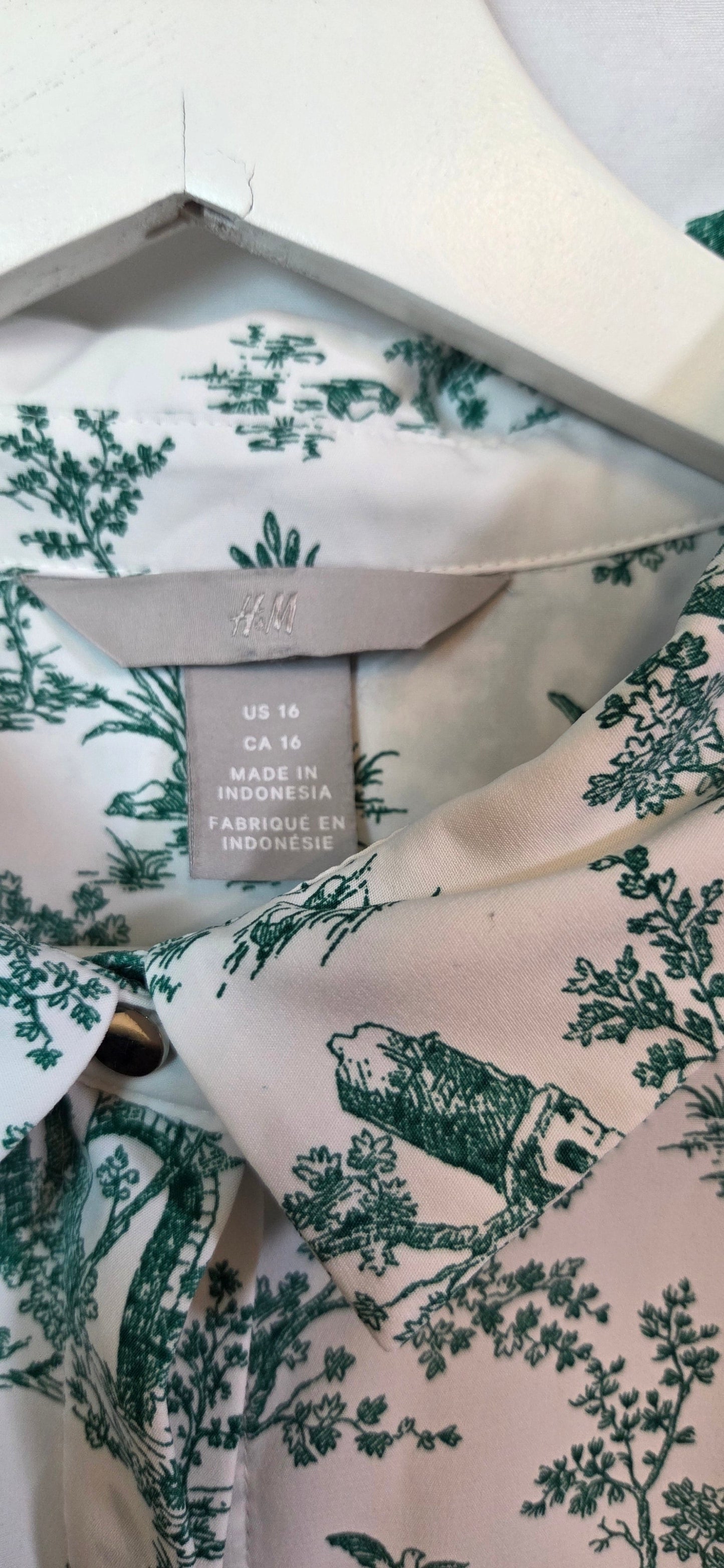#112 - H&M Green and White Patterned Blouse, Women's Size XL, EUC