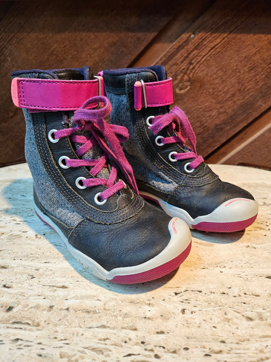 #109. Girls size 9. VGUC. Leather Plae Noel waterproof boots.