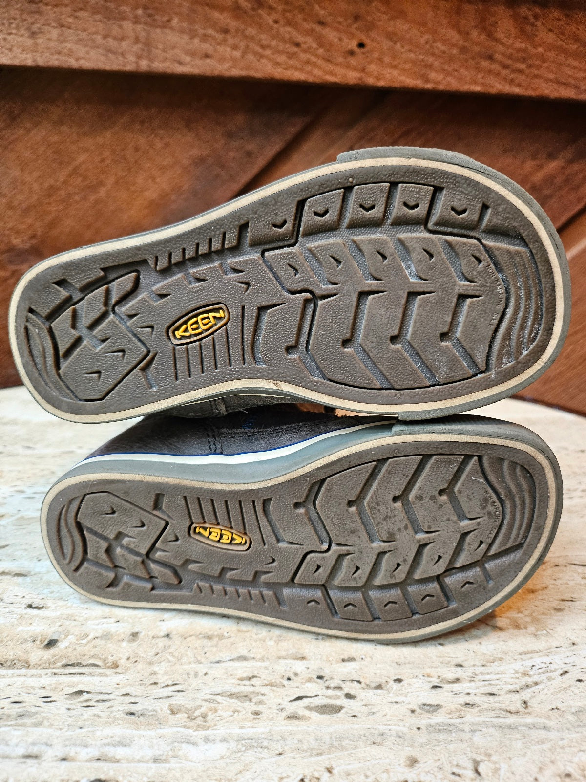 #109. Girls size 9. Keen suede boots.