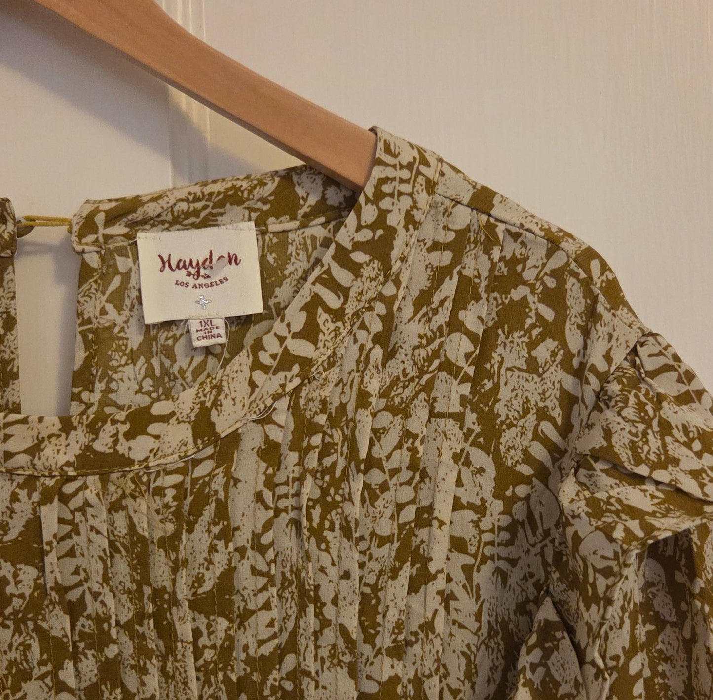 #112 - Hayden Los Angeles Tan and White Blouse, Women's Size 1XL, EUC