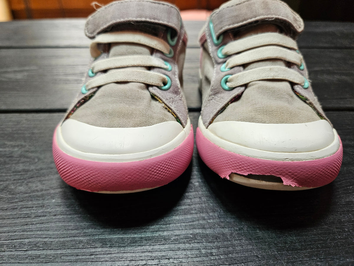 #109. Girls size 11.5. GUC. See Kai Run